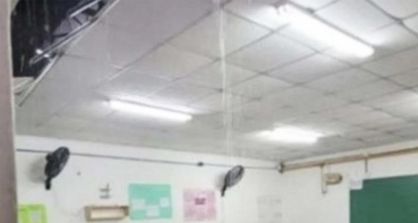  Un temporal de lluvias en Rosario provocó el derrumbe de un techo en una escuela 