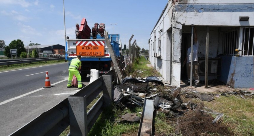  Tres muertos al chocar un auto con la cabina de un peaje de la Autopista del Oeste 