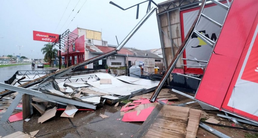 Caída de árboles, anegamientos y cortes de luz por un fuerte temporal en Corrientes 