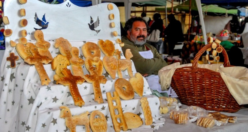  Los juje&ntilde;os reeditan la costumbre de honrar a sus muertos con ofrendas 