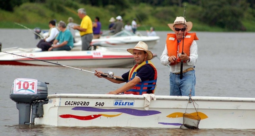 Especialistas trabajan junto con pescadores para repoblar de pejerreyes las lagunas