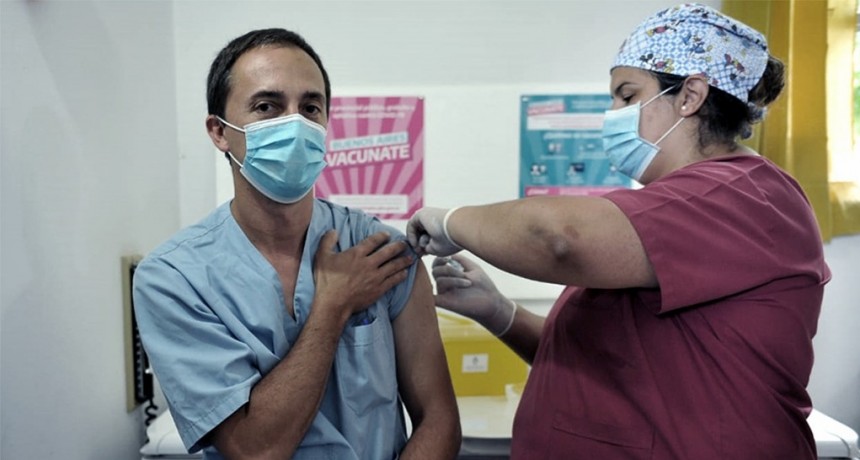  Afirman que el tercer refuerzo de la vacuna contra el coronavirus sirve para sostener la cobertura 