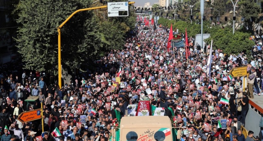  Desafiando la represión, estudiantes iraníes protestan por la muerte de Mahsa Amini 