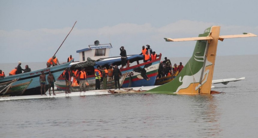  Al menos 19 personas murieron al caer un avión en un lago de Tanzania 