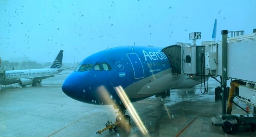  Demoras, cancelaciones y desvíos en Aeroparque por la tormenta 