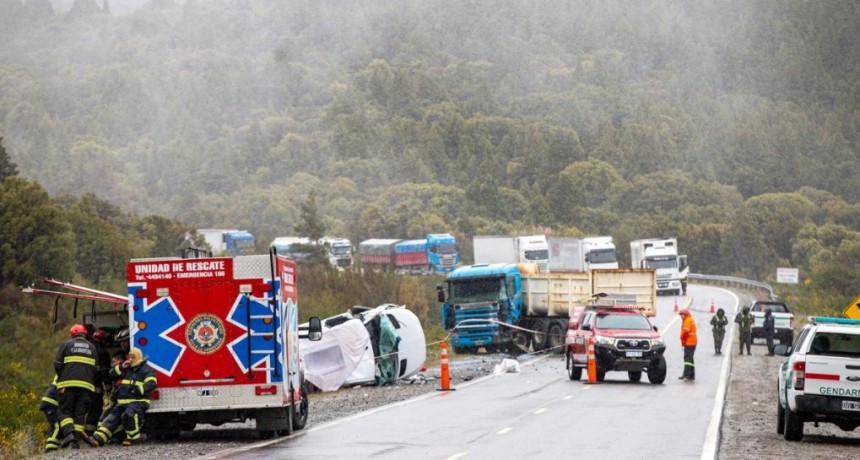  Seis muertos tras un choque entre un camión y una combi en la ruta 40 