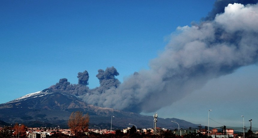  El volcán Etna entró en erupción expulsando lava y cenizas en el cielo de Sicilia 