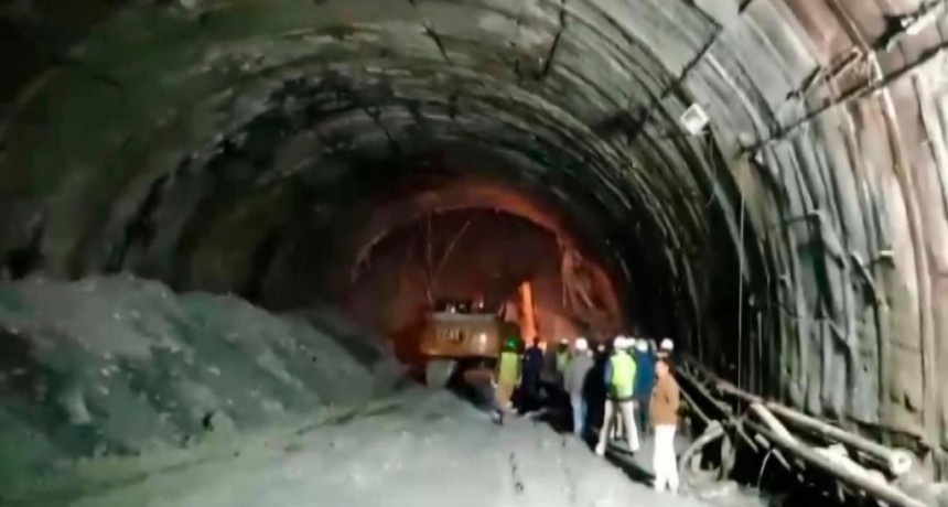  Más de cien rescatistas trabajan para salvar a 40 obreros atrapados tras un derrumbe en India 