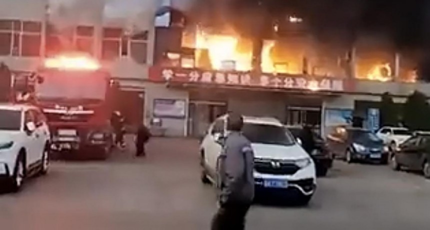  Al menos 25 personas murieron tras incendiarse un edificio de China 