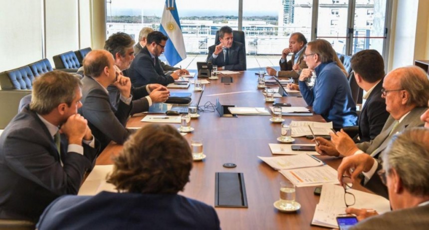  Massa contin&uacute;a en funciones y se re&uacute;ne con su equipo econ&oacute;mico 