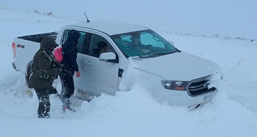  Rescataron a dos familias y trabajadores varados por una tormenta de nieve en Neuquén 