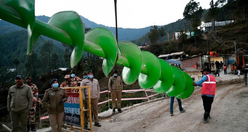  Ya perforaron el 75% del camino para rescatar a los obreros atrapados en la India 