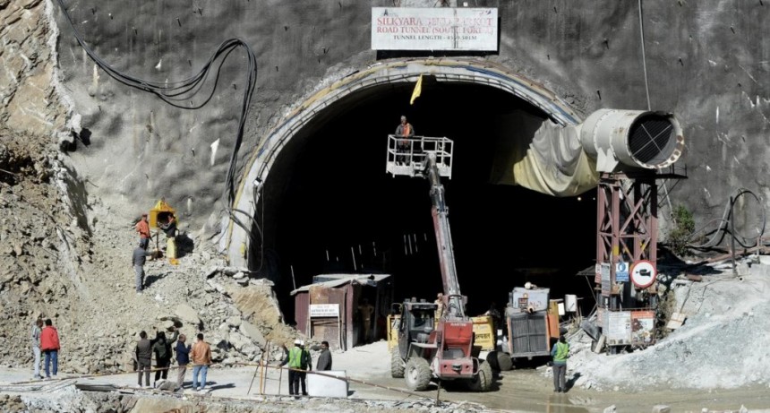  En las próximas horas podrían rescatar a los 41 obreros atrapados en un túnel de India 