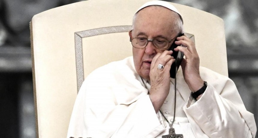  Francisco le envi&oacute; un rosario bendecido a Javier Milei 