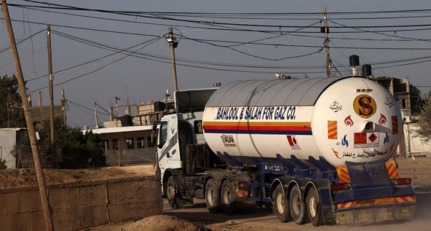  Más camiones con combustible entraron a la Franja de Gaza en el segundo día de tregua 