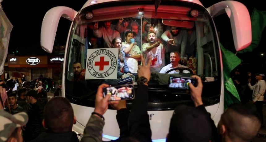  Rige la tregua en Gaza por tercer día mientras Israel aguarda la liberación de más rehenes 