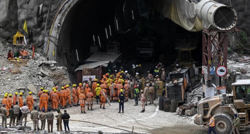  Rescatistas terminaron el canal para evacuar a obreros atrapados desde hace dos semanas 