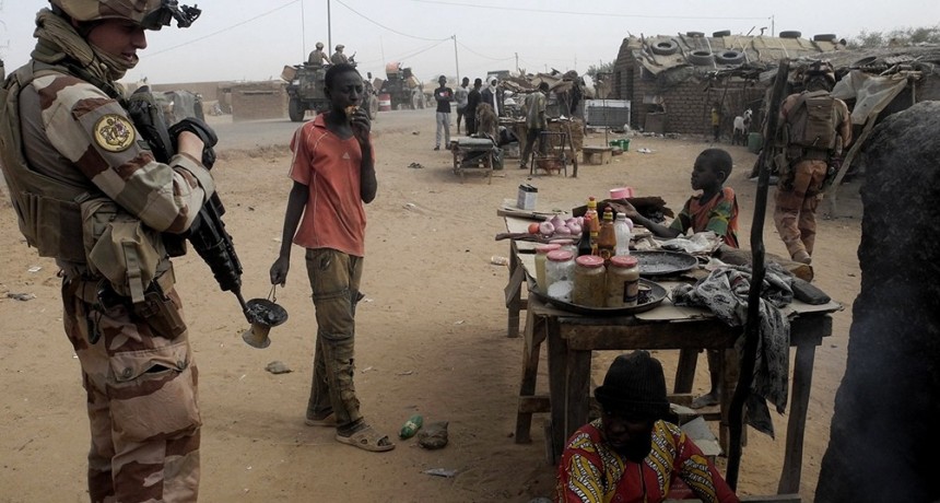  Más 70 mil niños padecen la falta de alimentos en Mali por el bloqueo yihadista 