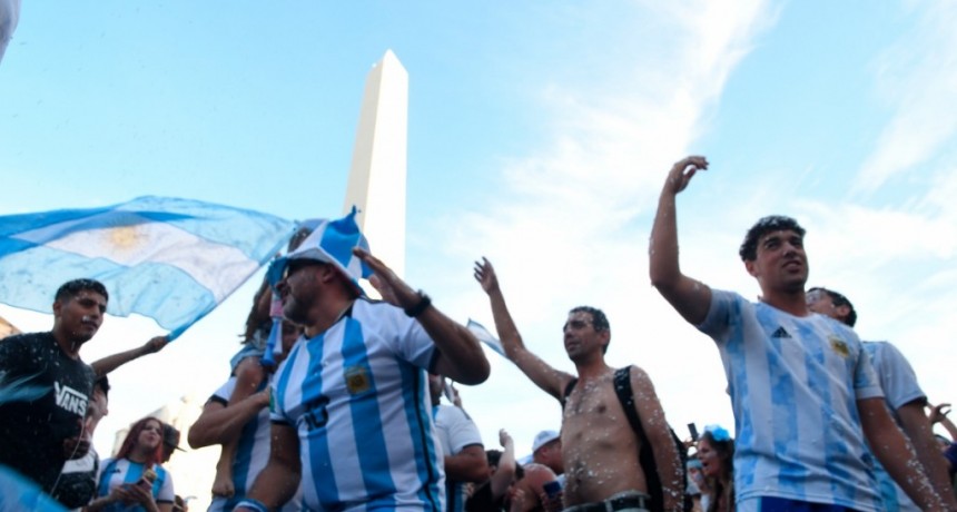  Una multitud celebró en el Obelisco el triunfo de Argentina y el pase a cuartos 