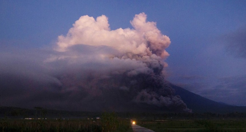  Alerta máxima y 2 mil evacuados por la erupción de un volcán 