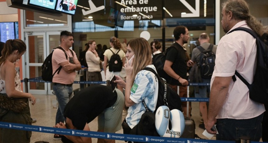  Hinchas argentinos colmaron el avión que partió a Qatar para alentar a la Selección 