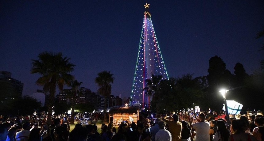  Encendieron el tradicional Árbol de Navidad en la capital de Córdoba 