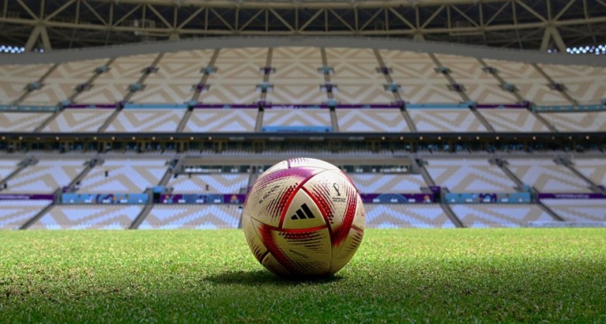  La FIFA presentó la nueva pelota para los últimos cuatro partidos del Mundial 