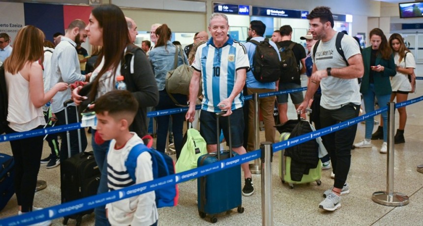  Un nuevo vuelo de Aerolíneas llevó a hinchas argentinos a Qatar desde Ezeiza 