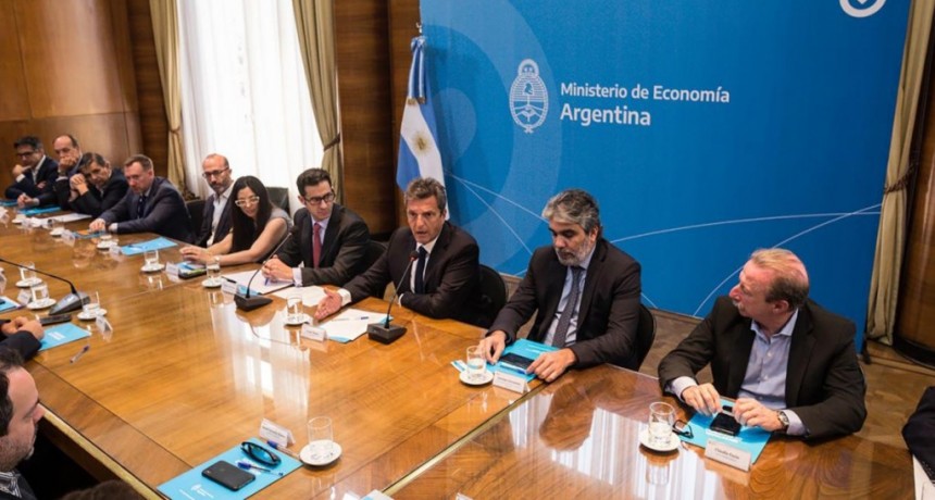  El Gobierno cerró un acuerdo de precios con proveedores de aluminio, cartón, vidrio y productos químicos 