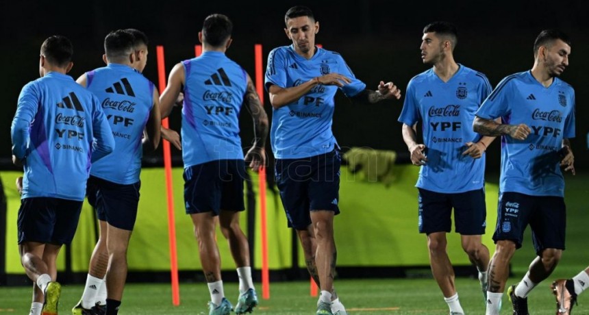  Scaloni empieza a perfilar el equipo en la práctica cerrada del seleccionado argentino 