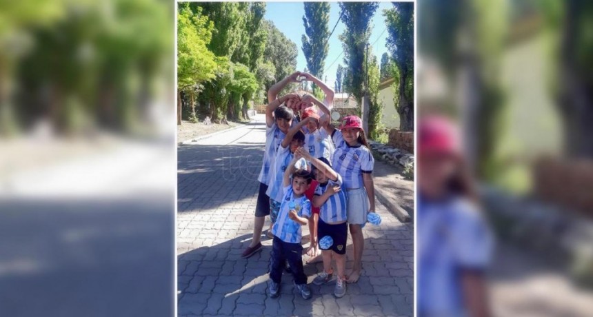 Los arrieros viven el mundial al pie de la cordillera de Los Andes a puro celeste y blanco 