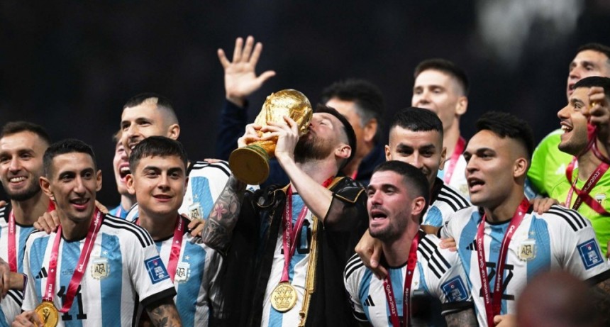  Los futbolistas llegan a Ezeiza con la Copa este lunes a las 21 