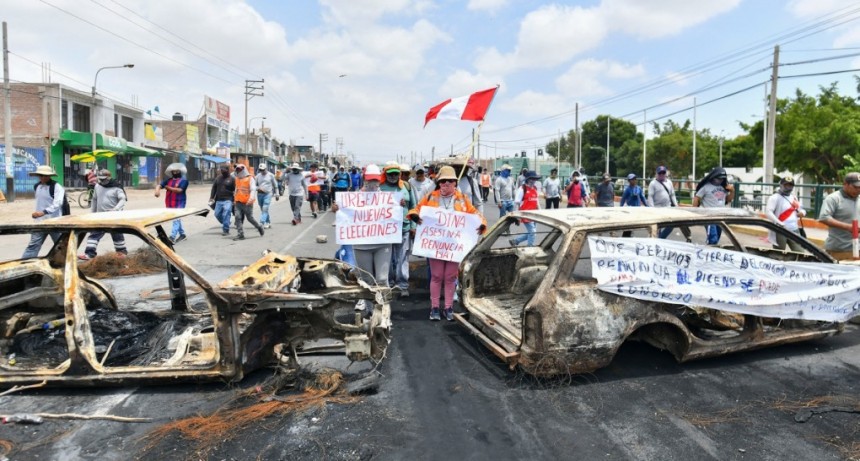  Aumentan a más de 30 los muertos por las protestas en Perú 