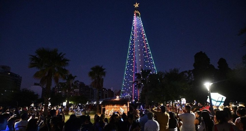  Con ferias, árboles gigantes, cartas a Papa Noel y festivales, las provincias esperan la Navidad 