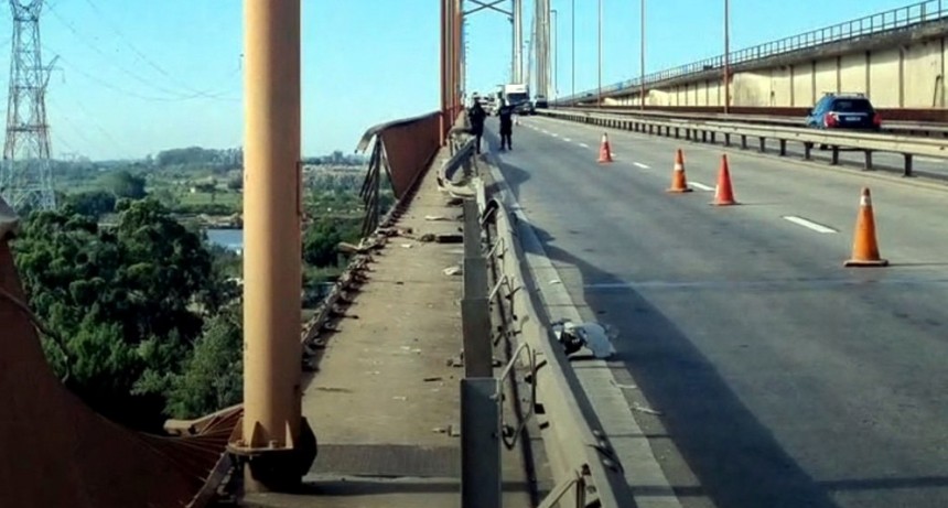  Murió el chofer de un camión al caer el vehículo del puente Zárate-Brazo Largo 