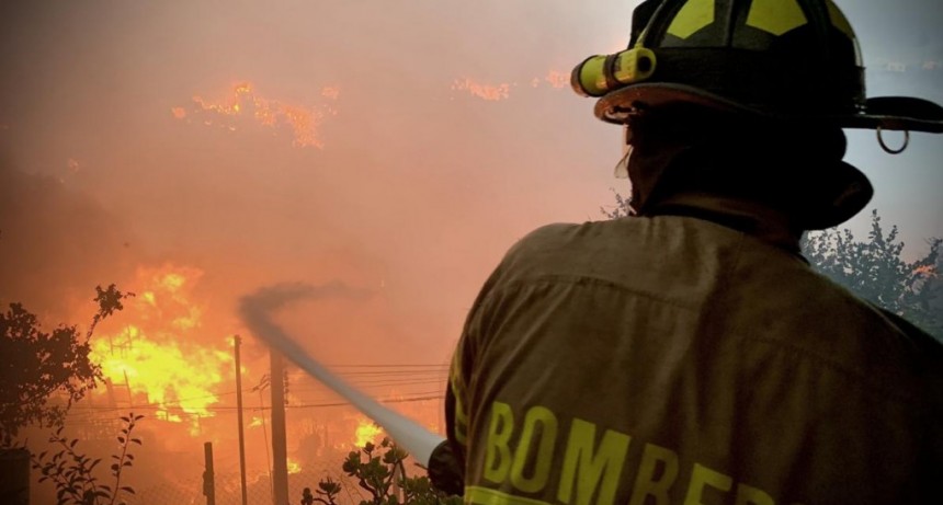  Dos muertos y 400 viviendas afectadas por un incendio en Viña del Mar 