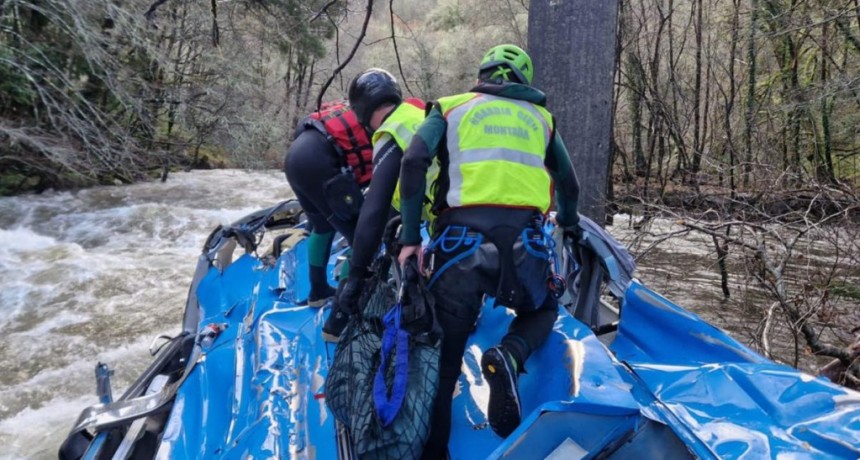  Cuatro muertos al caer un micro a un río en Galicia 