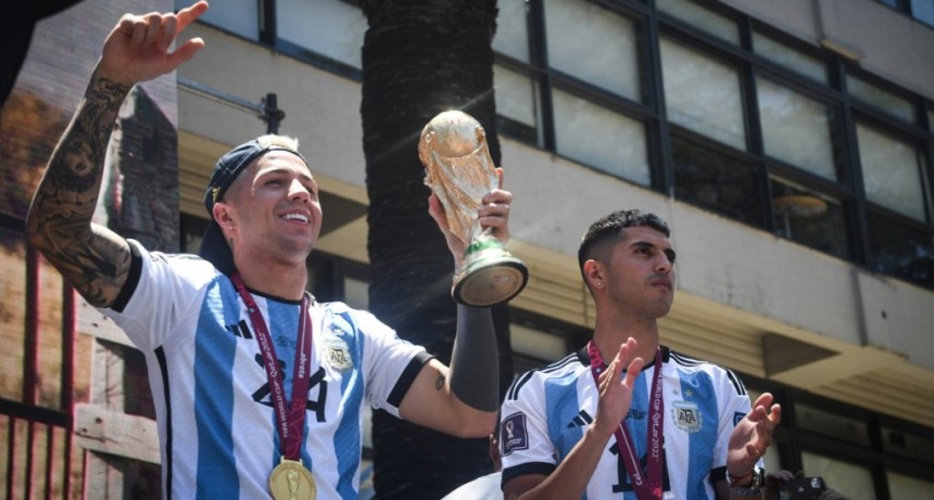  Enzo Fernández y Exequiel Palacios fueron homenajeados por una multitud en San Martín 