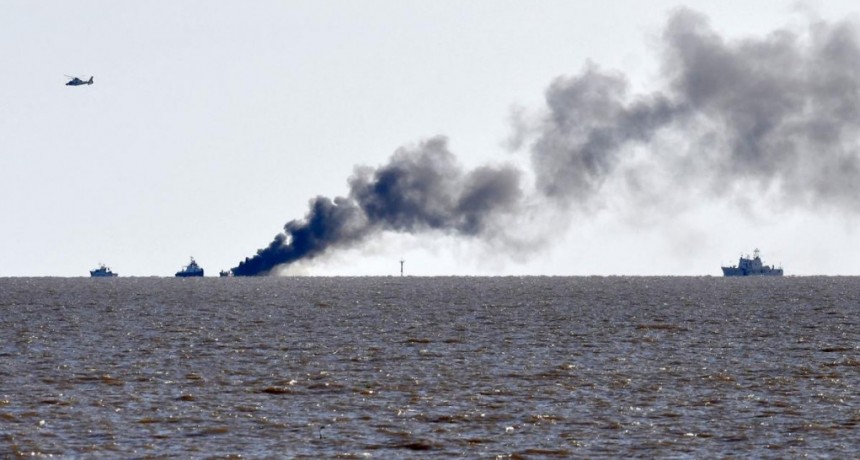  Se incendia una embarcación en el Río de la Plata 