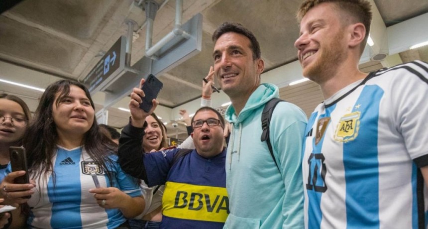  Scaloni llegó a Mallorca y fue recibido por argentinos al grito de 