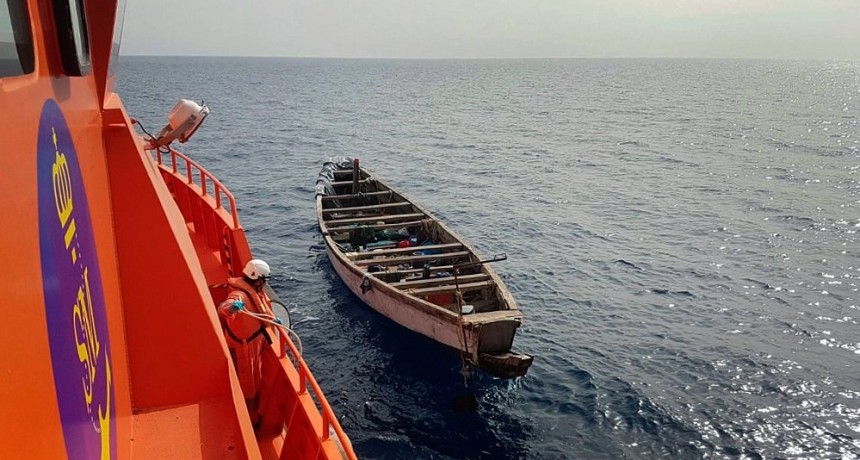  Rescatan a 113 migrantes que navegaban en una patera por el Mediterráneo 