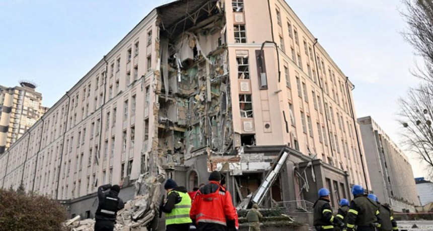  Bombardeos en Ucrania en último día del año: un muerto y heridos en Kiev 