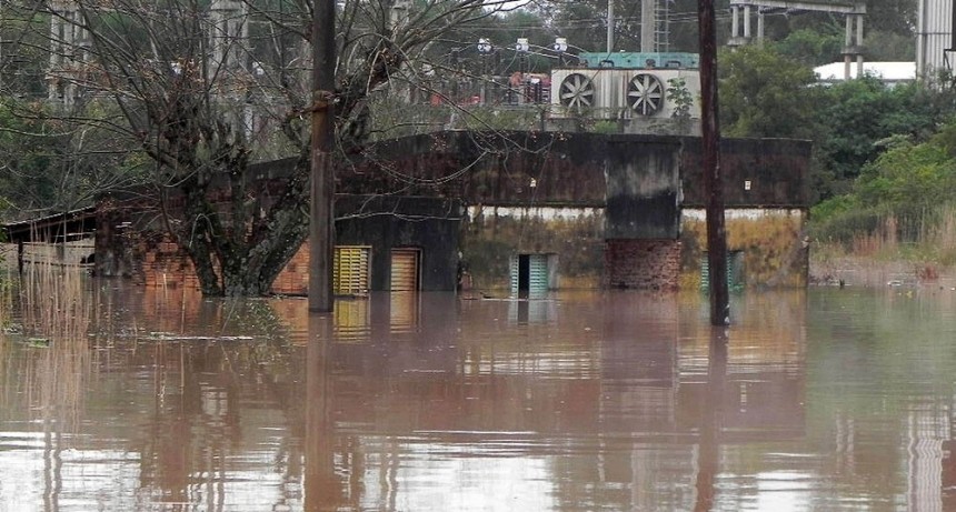  Santo Tomé: 91 evacuados y corte de ruta por la crecida del río Uruguay 