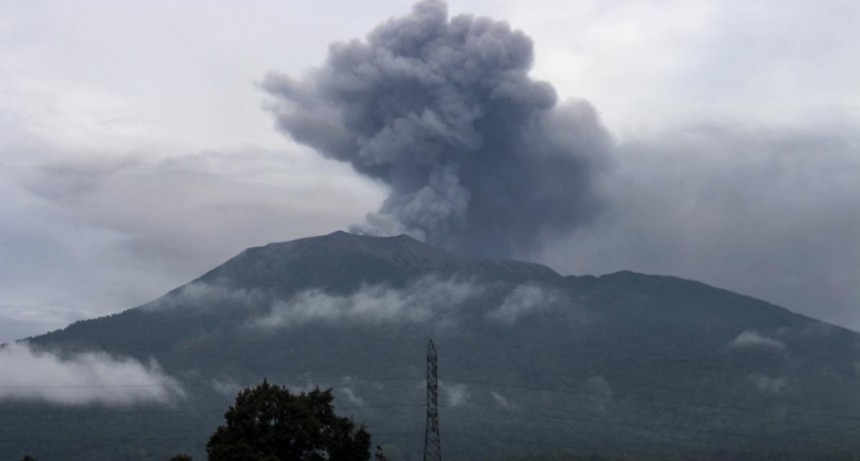  Escalaban el volcán Marapi cuando comenzó la erupción: hay 11 muertos y 12 desaparecidos 