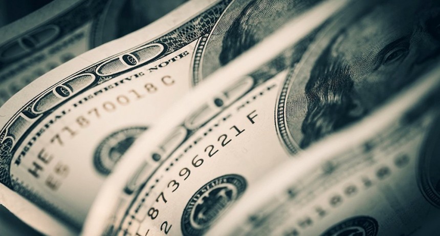  La cotización del dólar oficial pegó un salto de $21,5 y cerró en $400,5 