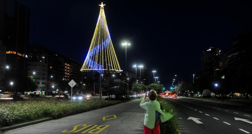  La Ciudad de Buenos Aires encendió las luces de 16 árboles navideños 