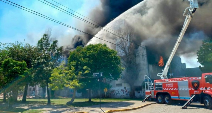  Combaten un incendio en un depósito de cartón en el barrio porteño de Pompeya 