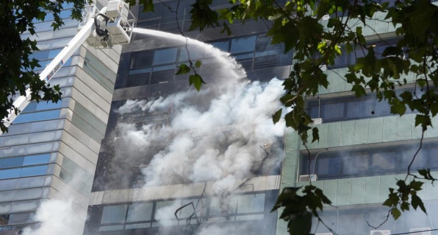 Incendio al lado de la Secretaría de Trabajo: al menos diez personas fueron asistidas 
