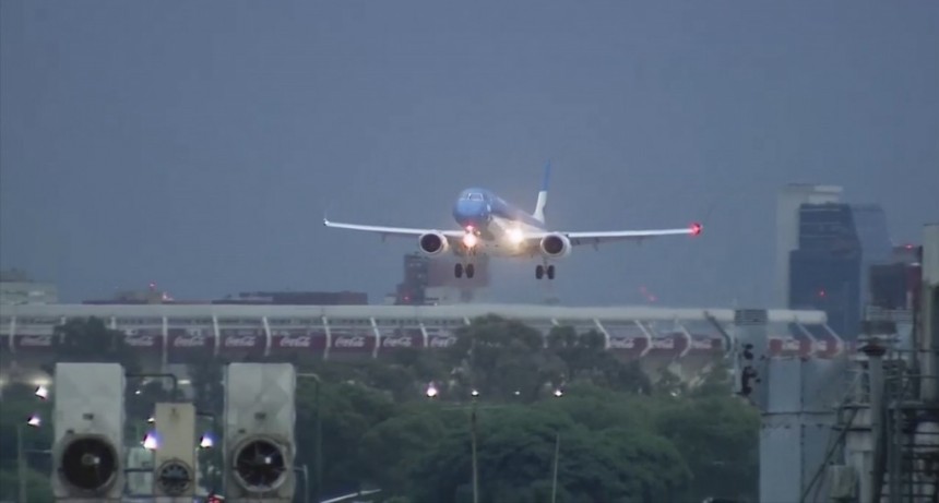 Más de 120 vuelos cancelados y 16 naves de Aerolíneas Argentinas afectadas por el temporal 