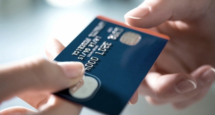  Tarjetas: suprimen comisiones fijas para comercios y limitan capitalización de intereses 